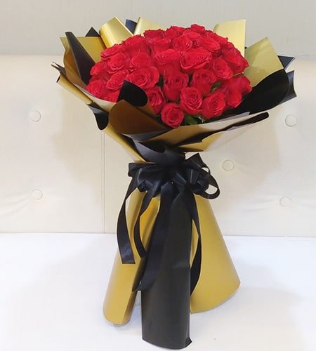 Alluring Red Rose Bouquet With Nice Wrapping